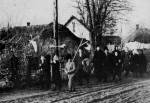 204. Kereszttel, lobogkkal ksrik a szentsget viv grg katolikus papot, Nyradony (Hajd Bihar megye). Bres Andrs felvtele, 1957 (Dri Mzeum, Debrecen)